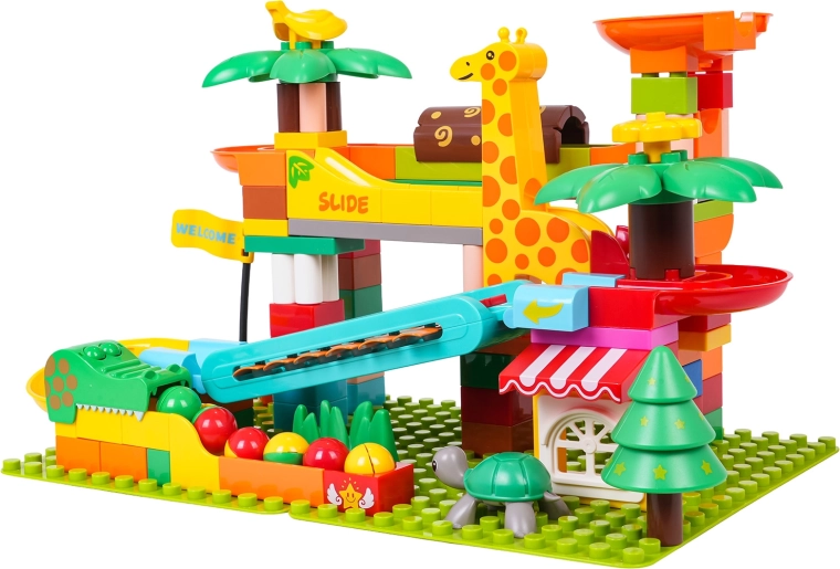 Kreatywna kulkowa zjeżdżalnia w motywie safari