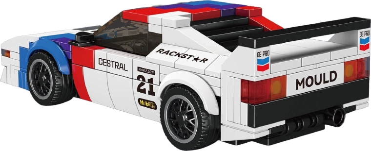 Sportowy model pełen szczegółów