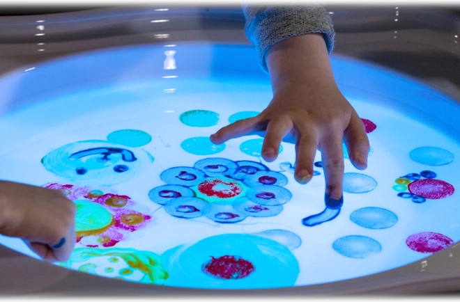 Błyszczy na magicznym stole świetlnym