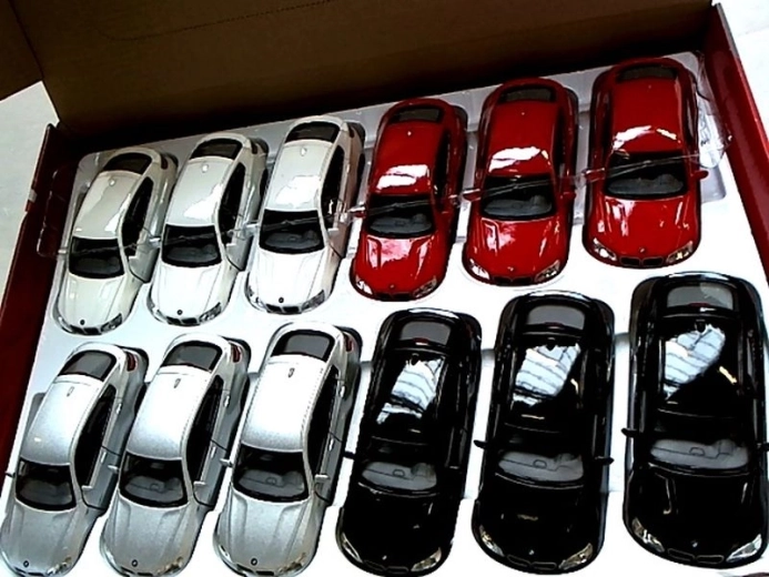 Metalowy samochodzik BMW X6 1:38 z napędem pull-back i otwieranymi drzwiami