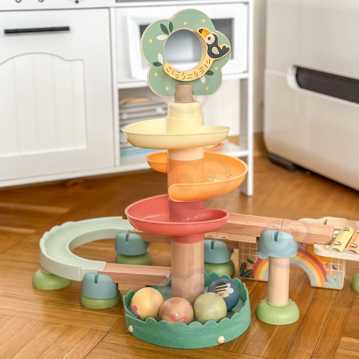 Spiralna wieża i płynny zjazd