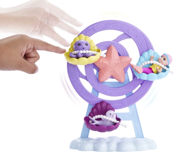 Kręcąca się karuzela z muszlowymi siedzeniami