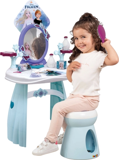 Bezpieczne owalne lustro i wygodny taboret