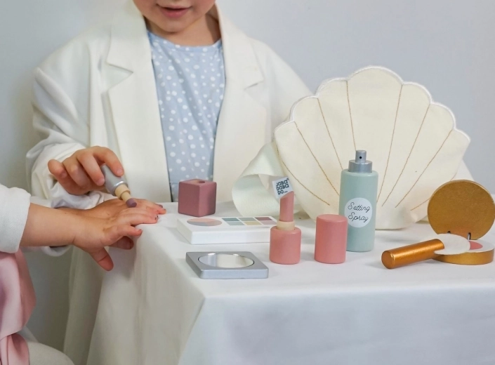 Bogaty zestaw akcesoriów do makijażu i manicure