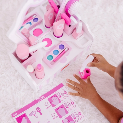 18 elementów do fryzjerstwa, makijażu i manicure