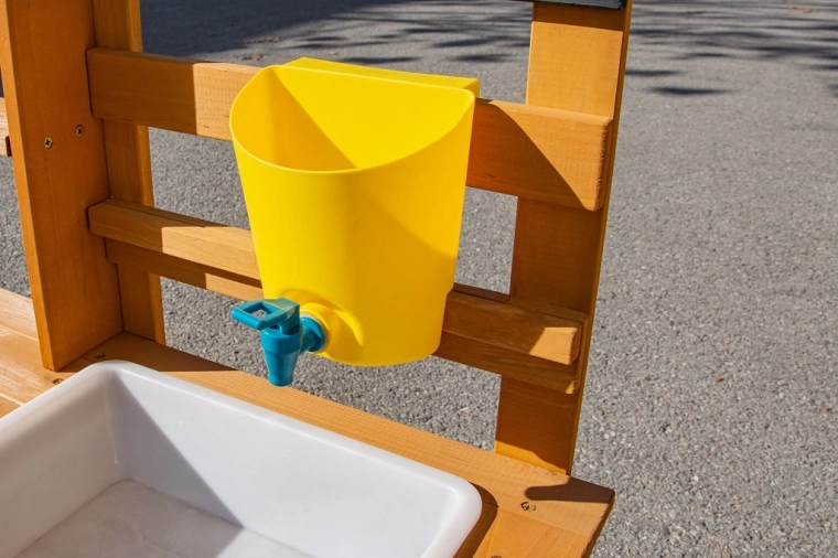 Prawdziwa wodna zabawa ze zbiornikiem i kranem