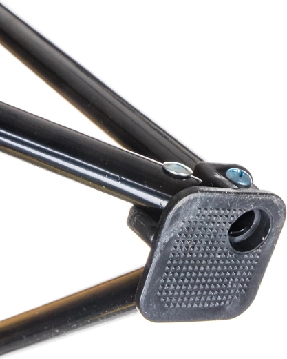 Stabilna metalowa rama z antypoślizgiem