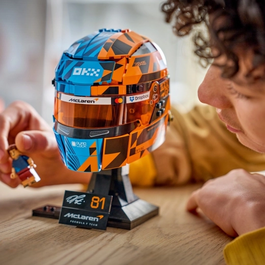 Autentyczny kask McLaren w ikonicznych barwach