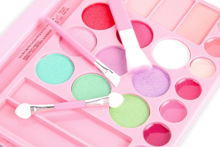 Kolorowe palety do kreatywnego makijażu