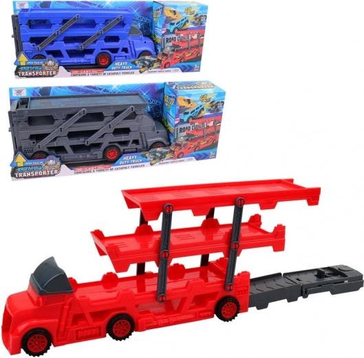 Czerwony samochód ciężarowy z lawetą i torem wyścigowym