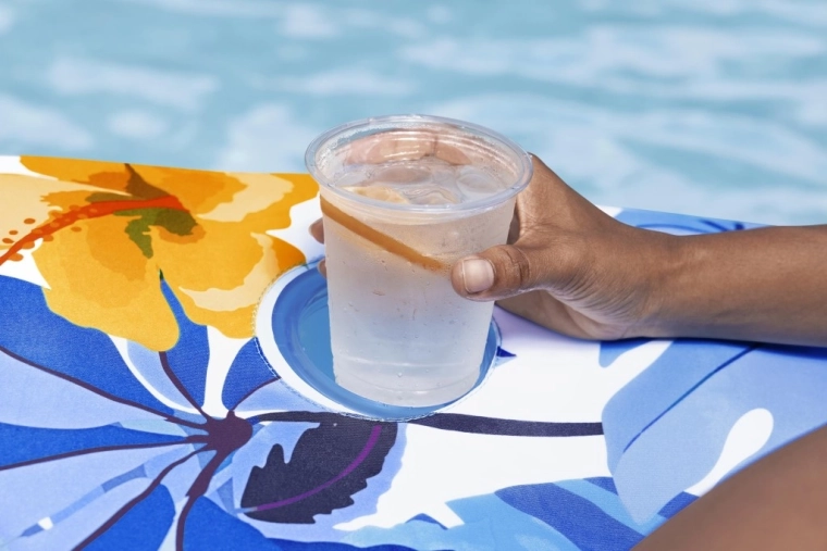 Praktyczny uchwyt na napój