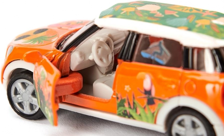 Metalowe nadwozie i otwierane drzwi