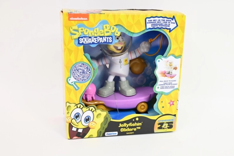 SpongeBob Kanciastoporty figurka Sandy na deskorolce Jellyfishin’ Gliders
