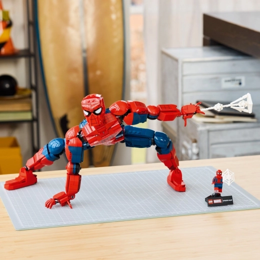 W pełni pozowana figurka Spider-Mana o wysokości 36 cm