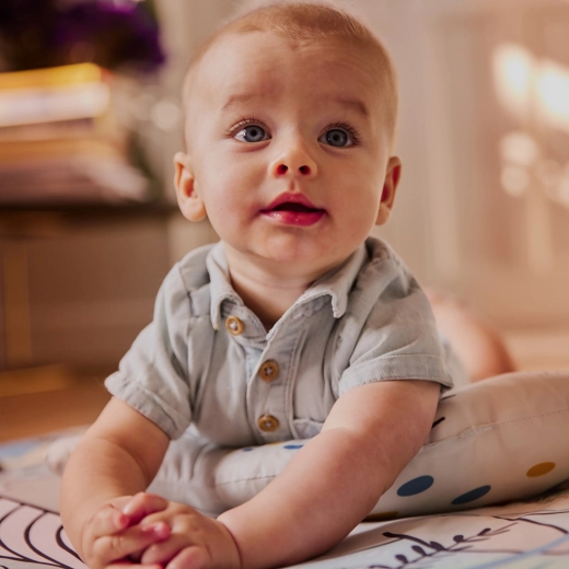Miękkie wypełnienie i wsparcie podczas leżenia na brzuszku