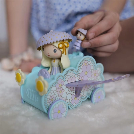 Chmurkowe autko z kwiatowym zdobieniem