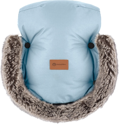 Ciepłe dłonie na rączce wózka