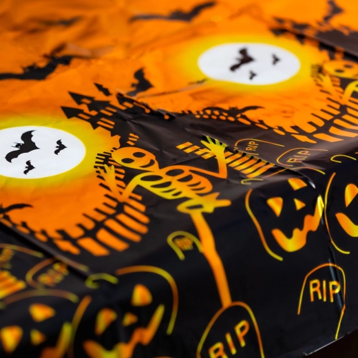 Halloweenowy obrus z aluminiowym efektem 137 × 183 cm – nagrobek