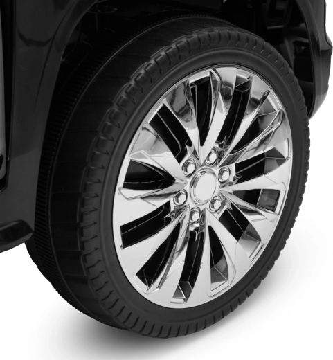 Stabilne koła i styl policyjnego SUV-a