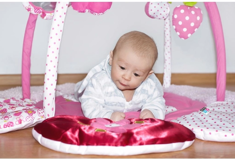 Stymulacja zmysłów dzięki szeleszczącym i teksturowanym elementom