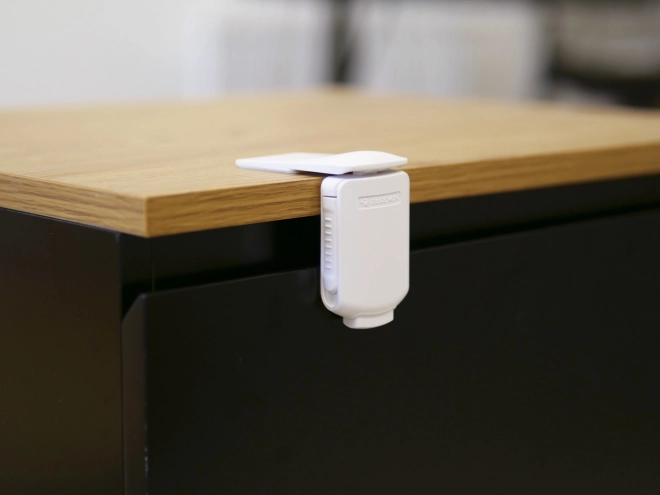 Biały zamek bezpieczeństwa do szafek i szuflad