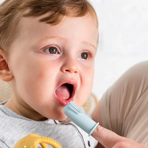 Delikatne czyszczenie pierwszych ząbków