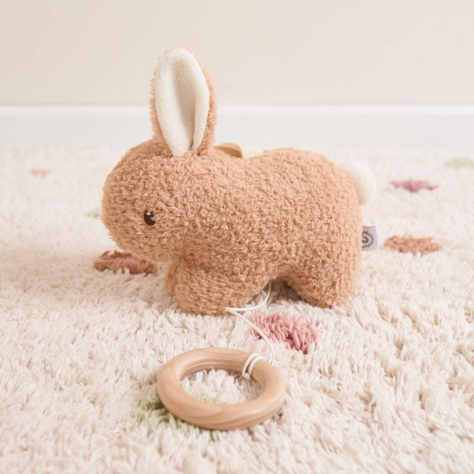 Przyjemny plusz i drewniane kółko dla małych rączek