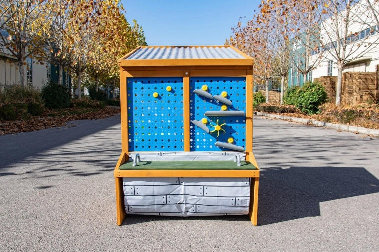 Interaktywna ściana kołkowa dla niekończącej się twórczości