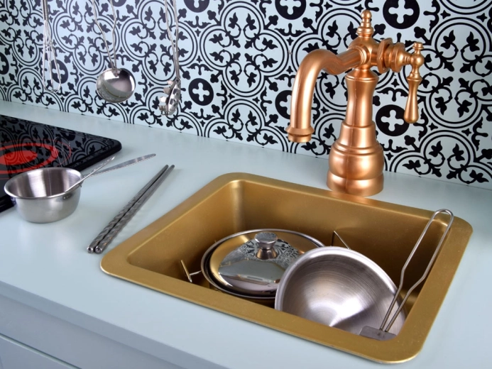 Stylowy złoty zlew i bateria vintage