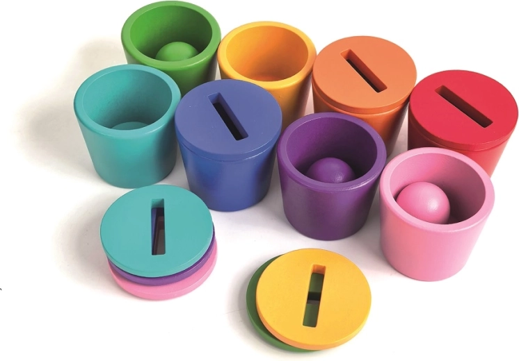 Kubeczki z pokrywkami i szczelinami do wrzucania monet