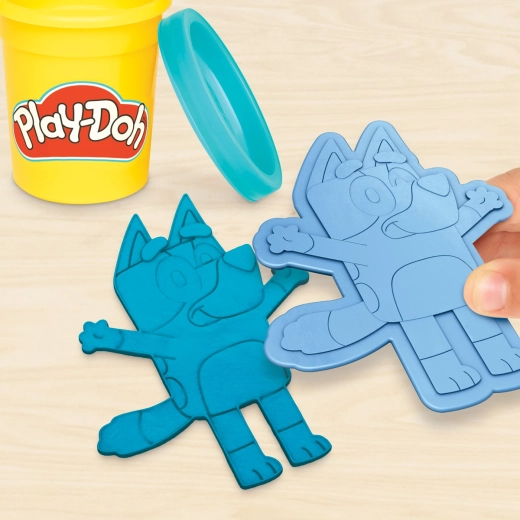 Postacie Bluey i Bingo w kilku odciskach