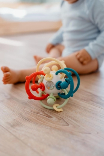 Delikatne grzechotanie dla stymulacji zmysłów