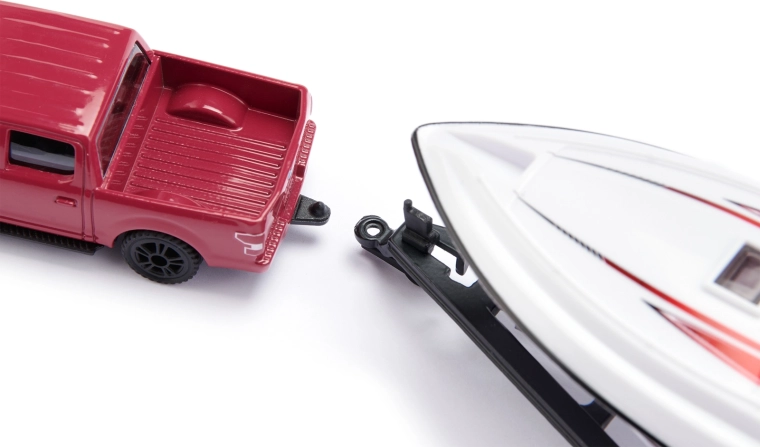 Funkcjonalne urządzenie holownicze i stabilna dwuosiowa przyczepa