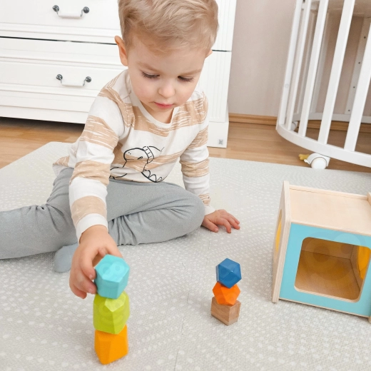 Budowanie wież i zabawa z równowagą