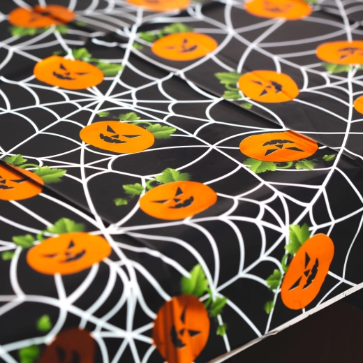 Halloweenowy obrus z aluminiowym efektem 137 × 183 cm – dynie i pajęczyna