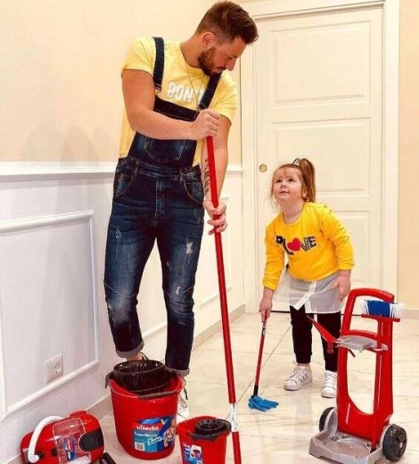 Wózek na kółkach do łatwego przemieszczania akcesoriów