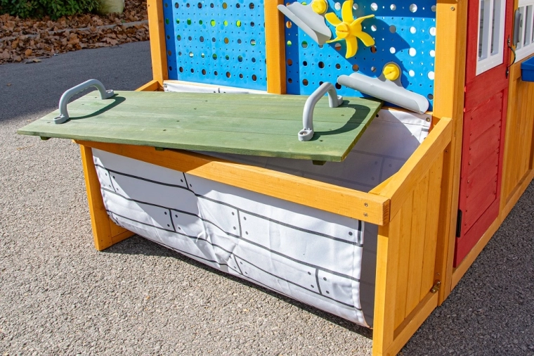 Rolowane drzwi, ławeczka i zewnętrzne detale