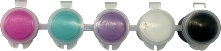 Pięć żywych kolorów w praktycznych kubeczkach