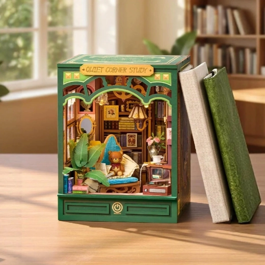 Szczegółowa miniaturowa pracownia między książkami