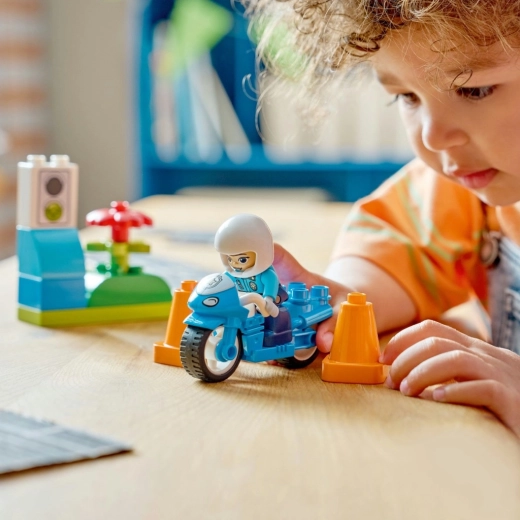 Wyobraźniowa zabawa z policjantką