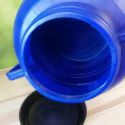 Szeroka szyjka do łatwego napełniania i czyszczenia