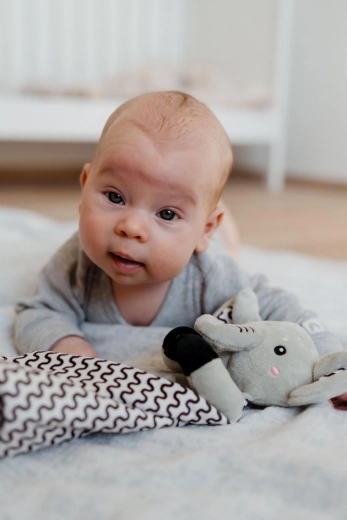 Grzechotka wspierająca rozwój zmysłów