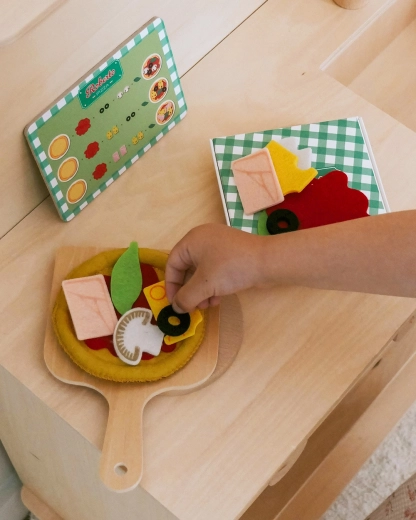 Autentyczna pizza na drewnianej łopatce