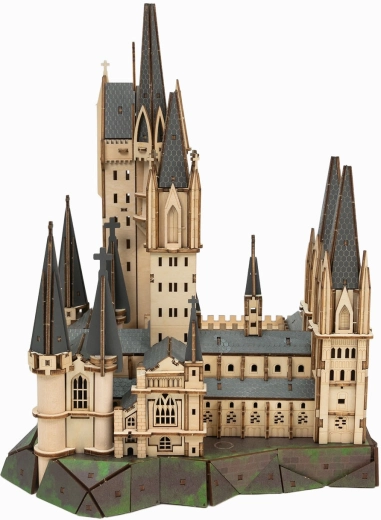 Ikoniczna Wielka Sala Hogwartu w bogatych detalach