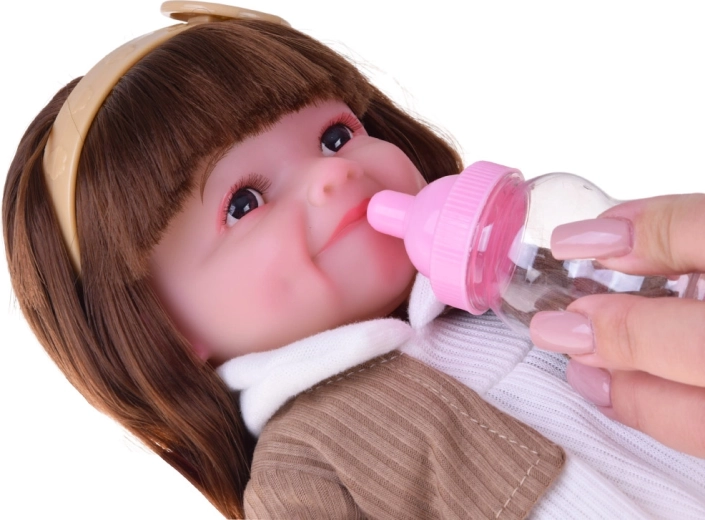 Realistyczna opieka z butelką i pieluszką