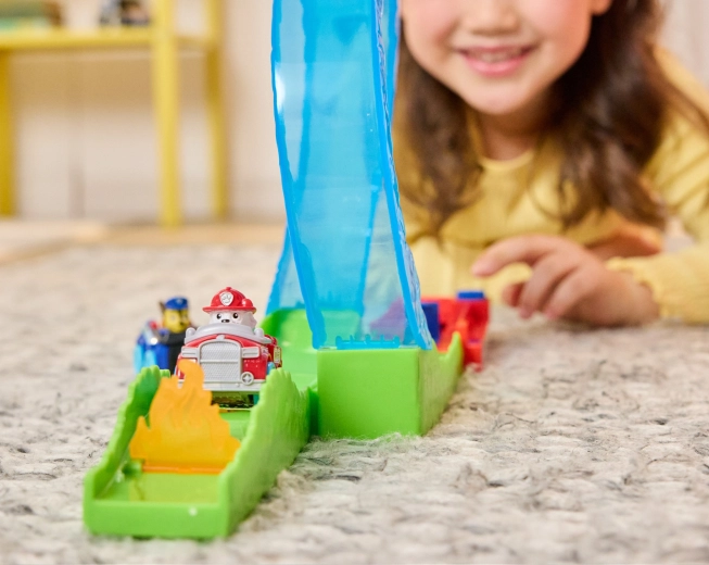 Przeszkody do zabawy i składane „płomienie”