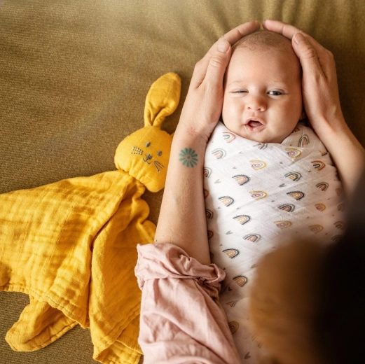 Kojąca grzechotka w główce