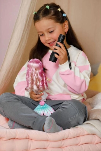 Magiczny efekt UV: włosy zmieniają kolor na słońcu