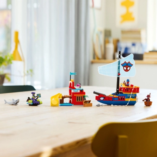 Dynamiczny piracki statek ze strzelaniem i pajęczyną