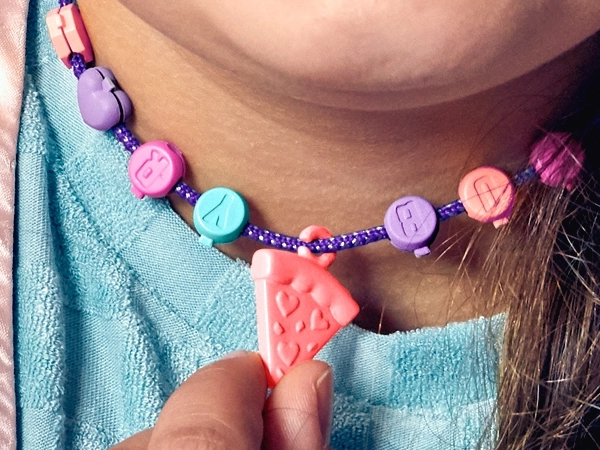 Stylizacja, koraliki i brelok z pizzą